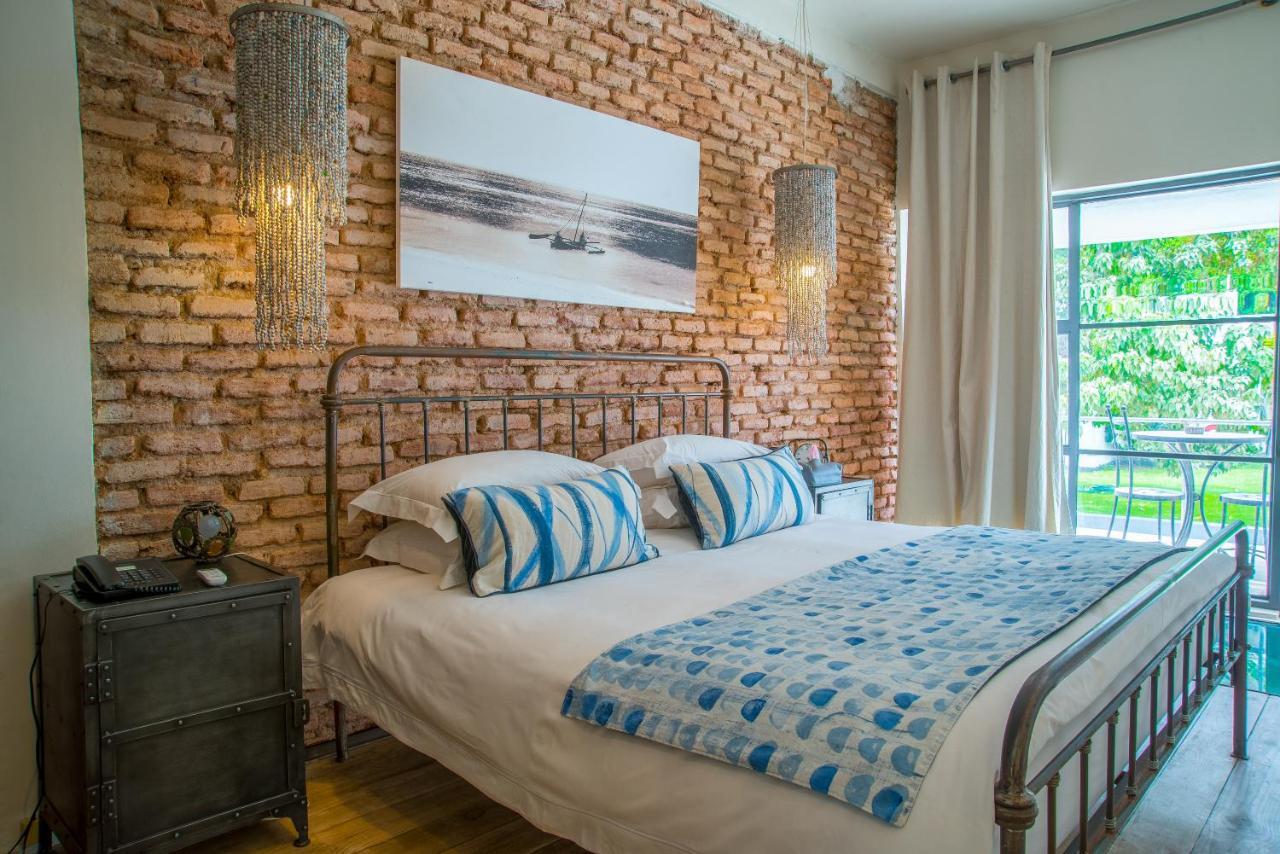 Latitude 13 Degrees Hotel Лилонгве Екстериор снимка